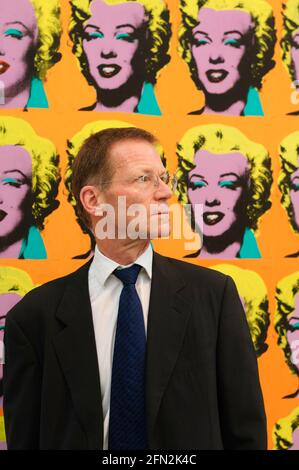 Nicholas Serota, direttore del Tate, si trova di fronte al 'Marilyn Diptych' di Andy Warhol alla galleria Tate Modern. La galleria ha riappeso alcune delle sue collezioni permanenti per la prima volta dalla sua apertura del 2000, le opere sono ora organizzate intorno a periodi chiave nella storia dell'arte del XX secolo. Tate Modern, Londra, Regno Unito. 22 maggio 2006 Foto Stock