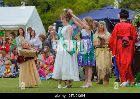 L'incoronazione della regina Fayre Village a Walton on on the Hill, Surrey, Regno Unito Foto Stock