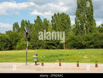 Semplice e senza pretese fermata di autobus modesto nei sobborghi di Sofia, Bulgaria, Europa orientale, UE Foto Stock