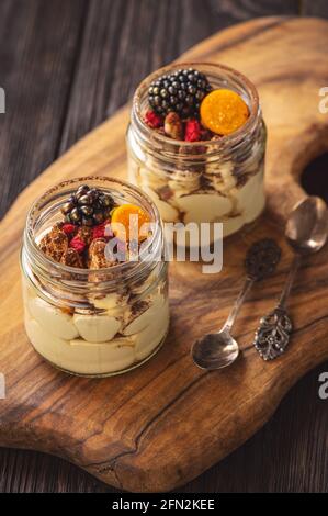 Dessert tiramisù fatto in casa in vasetti di vetro. Foto Stock
