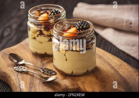 Dessert tiramisù fatto in casa in vasetti di vetro. Foto Stock