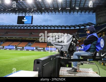 Milano, Italia. 12 maggio 2021. Cameramen visto durante la Serie A 2020/21 partita di calcio tra FC Internazionale e come Roma allo Stadio Giuseppe Meazza.(Punteggio finale; FC Internazionale 3 - 1 COME Roma) (Foto di Fabrizio Carabelli/SOPA Images/Sipa USA) Credit: Sipa USA/Alamy Live News Foto Stock