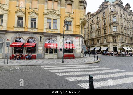 Praga, Repubblica Ceca - Giugno 30,2016:James Dean cafe nel centro storico della citta', persone che siedono davanti al ristorante Foto Stock