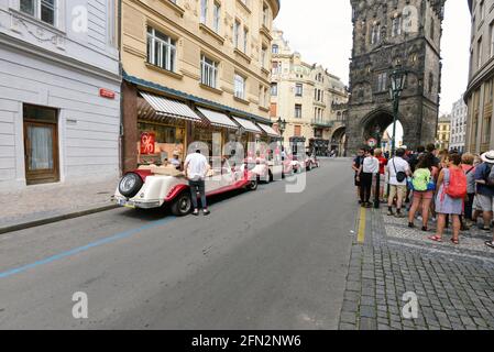 Auto vecchia di Praga nel centro di Praga. L'azienda utilizza veicoli storici restaurati, fabbricati dal 1928 al 1935, e i tour sono molto popolari. Foto Stock