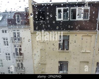 Vista delle case attraverso una finestra in una giornata piovosa Foto Stock