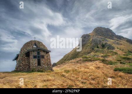 Bella vista montagna autunno e paesaggi dal sentiero da Ribaritsa a EHo capanna chalet e cime Yumruka e Kavladan, Balcani centrali, Teteven, Foto Stock