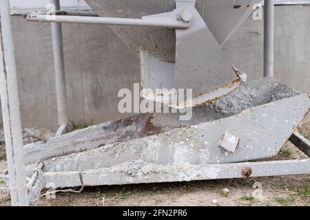 Cestello tramoggia per la colata di calcestruzzo in grandi porzioni, grigio Foto Stock