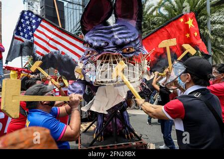 Gli attivisti distruggono un effigie del presidente filippino Rodrigo Duterte con i martelli durante una protesta in occasione della festa del lavoro a Quezon City. Vari gruppi hanno chiesto diritti e benefici adeguati in materia di lavoro, come l'aumento minimo dei salari, l'assistenza finanziaria e le prove di massa dovute al COVID-19. Metro Manila, Filippine. Foto Stock