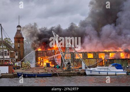 Vigili del fuoco all'incendio Eyot del Platt del 3 maggio 2021 che distrusse il capannone di Otter Marine e la nave di evacuazione di Dunkerque Lady Gay. Il fiume Foto Stock