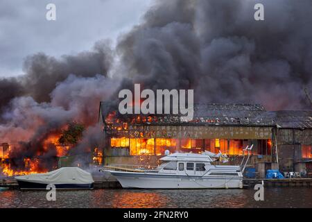 Incendio Eyot di Platt del 3 maggio 2021 che distrusse il capannone di Otter Marine e la nave di evacuazione di Dunkerque Lady Gay. Il Tamigi a Hampton, M. Foto Stock