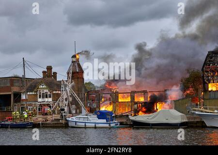 Vigili del fuoco all'incendio Eyot del Platt del 3 maggio 2021 che distrusse il capannone di Otter Marine e la nave di evacuazione di Dunkerque Lady Gay. Il fiume Foto Stock