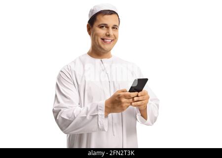 Giovane musulmano che usa uno smartphone e guarda la fotocamera isolato su sfondo bianco Foto Stock