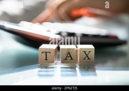 Afro American Income Taxation and Finance in Office Foto Stock