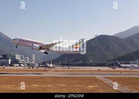 Hong Kong, Cina. 11 Gennaio 2018. Un Ethiopian Airways Boeing '787 prende a Chek Lap Kok, aeroporto internazionale. (Foto di Damon Coulter/SOPA Images/Sipa USA) Credit: Sipa USA/Alamy Live News Foto Stock