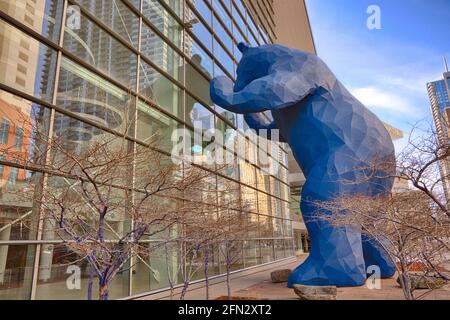 Denver, CO - 7 marzo 2021: 'I See What You Mean' scultura creata dall'artista Lawrence Argent nel 2005. Il Big Blue Bear, come viene spesso chiamato, picco Foto Stock