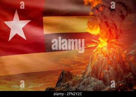Grande eruzione vulcanica di notte con esplosione sullo sfondo della bandiera del Togo, problemi a causa dell'eruzione e terremoto vulcanico illustrazione concettuale in 3D Foto Stock