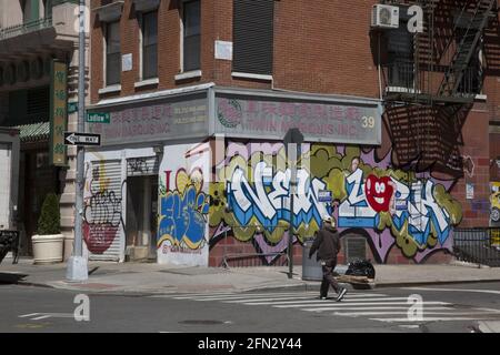 Graffiti art su un muro a Ludlow e Canal Street al margine orientale di Chinatown sul lato inferiore est di New York City. Foto Stock