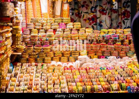 File di Bangles che sono tenuti in un negozio Foto Stock