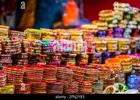 File di Bangles che sono tenuti in un negozio Foto Stock