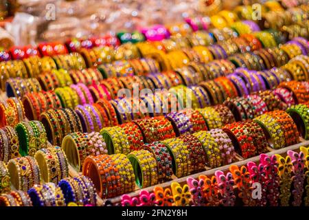 File di Bangles che sono tenuti in un negozio Foto Stock