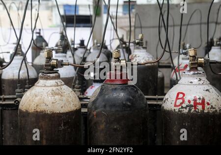 Nuova Delhi, India. 13 maggio 2021. Le bombole di ossigeno per i pazienti infetti da Covid-19 vengono ricaricate mentre la domanda di ossigeno aumenta durante la seconda ondata di pandemia di coronavirus nell'area industriale di Mayapuri a Nuova Delhi. L'India ha registrato 362,727 nuovi casi di Covid-19 e 4,021 decessi nell'ultimo giorno. Credit: SOPA Images Limited/Alamy Live News Foto Stock