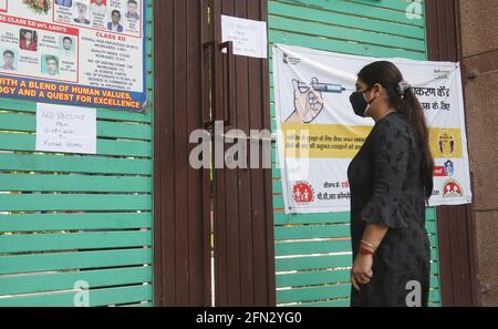 Nuova Delhi, India. 13 maggio 2021. Una donna ha visto leggere un avviso che informava il pubblico circa il vaccino Covaxin Covid-19 non disponibile fino a nuovo avviso al centro di vaccinazione di Lajpat Nagar. L'India ha registrato 362,727 nuovi casi di Covid-19 e 4,021 decessi nell'ultimo giorno. Credit: SOPA Images Limited/Alamy Live News Foto Stock