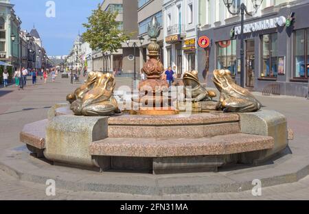 Kazan, Russia - 25 agosto 2016: Fontana con rane in via Bauman. Autore della composizione scultorea I. Bashmakov. Foto Stock