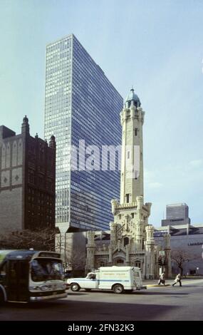 Old Chicago Water Tower, Chicago il, USA, aprile 1977 Foto Stock