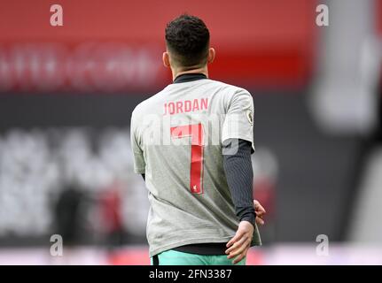 I giocatori di Liverpool indossano una t-shirt di riscaldamento con "Jordan" sul retro come tributo a Jordan Banks, recentemente ucciso da un fulmine a Blackpool, prima della partita della Premier League a Old Trafford, Manchester. Data immagine: Giovedì 13 maggio 2021. Foto Stock