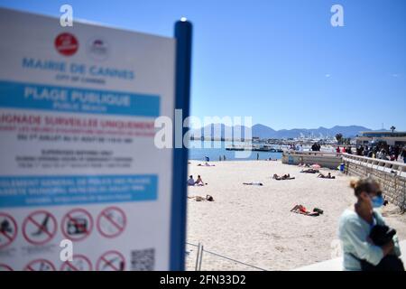 Cannes, Francia. 13 maggio 2021. Preparazione delle spiagge private, assemblaggio di strutture, Croisette a Cannes, Francia il 13 maggio 2021. (Foto di Lionel Urman/Sipa USA) Credit: Sipa USA/Alamy Live News Foto Stock