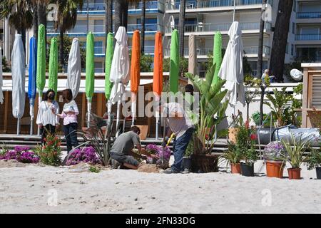 Cannes, Francia. 13 maggio 2021. Preparazione delle spiagge private, assemblaggio di strutture, Croisette a Cannes, Francia il 13 maggio 2021. (Foto di Lionel Urman/Sipa USA) Credit: Sipa USA/Alamy Live News Foto Stock