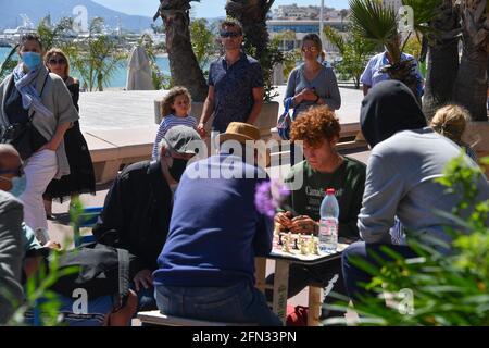 Cannes, Francia. 13 maggio 2021. Preparazione delle spiagge private, assemblaggio di strutture, Croisette a Cannes, Francia il 13 maggio 2021. (Foto di Lionel Urman/Sipa USA) Credit: Sipa USA/Alamy Live News Foto Stock