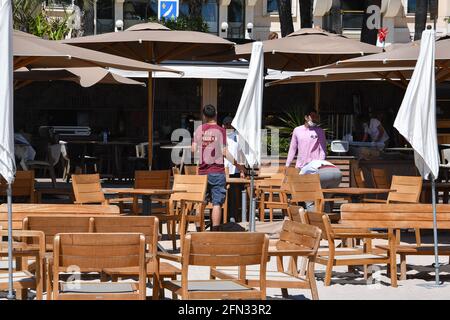 Cannes, Francia. 13 maggio 2021. Preparazione delle spiagge private, assemblaggio di strutture, Croisette a Cannes, Francia il 13 maggio 2021. (Foto di Lionel Urman/Sipa USA) Credit: Sipa USA/Alamy Live News Foto Stock