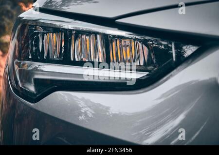 Primo piano sui fari a LED delle auto moderne Foto Stock