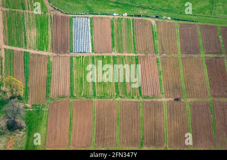 Vista aerea dall'alto dell'azienda agricola con trattore Foto Stock