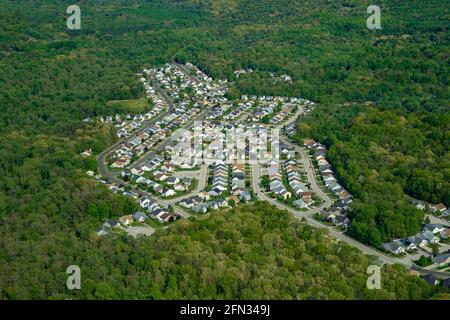 Vista aerea quartiere suburbano circondato da alberi in zona rurale, Pennsylvania, Stati Uniti Foto Stock