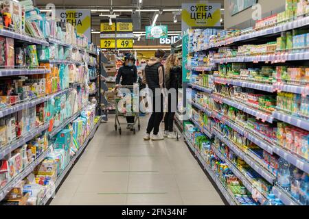 Mosca, Russia - 01 maggio 2021. L'interno di grandi prodotti rete negozio Perekrestok Foto Stock