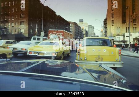 Taxi gialli, New York, USA, aprile 1977 Foto Stock