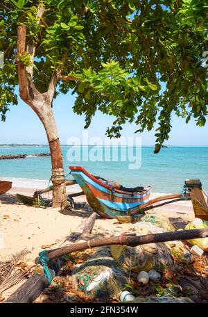 Piccola barca da pesca su una spiaggia nel villaggio di Tangalle, Sri Lanka. Foto Stock