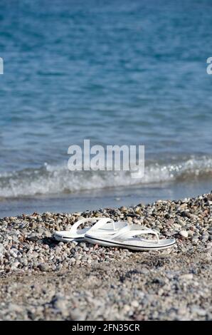 Gone Swimming Flip Flops sulla spiaggia di Kolymbia Rodi Foto Stock