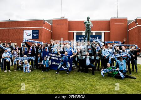 Aarhus, Danimarca. 13 maggio 2021. Gli appassionati di calcio di Soenderjyske arrivano allo stadio per la finale della Danish Sydbank Cup tra il Randers FC e il Soenderjyske al Ceres Park di Aarhus. (Photo Credit: Gonzales Photo/Alamy Live News Foto Stock