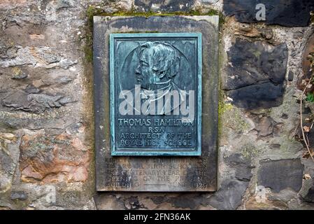 Lapide commemorativa di Thomas Hamilton RSA (1784-1858), architetto scozzese, a Old Calton Burial Ground, Edimburgo, Scozia, Regno Unito. Foto Stock