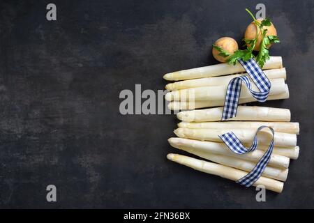 Asparagi bianchi bavaresi freschi di Schrobenhausen su un forno shabby foglio con spazio per la copia Foto Stock