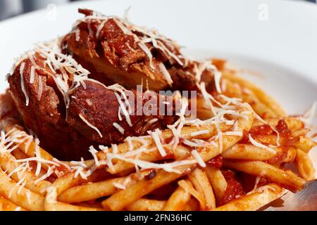 Servito fresco nel ristorante pastitsada di manzo con pasta bucatini. Il piatto più famoso e caratteristico dell'isola di Corfù in Grecia. Foto Stock