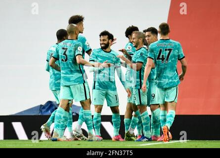 Roberto Firmino di Liverpool (seconda a destra) celebra il secondo gol del gioco con i compagni di squadra durante la partita della Premier League a Old Trafford, Manchester. Data immagine: Giovedì 13 maggio 2021. Foto Stock