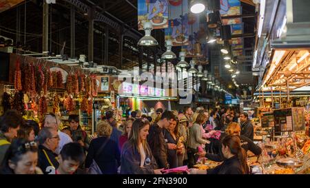 Barcellona Spagna marzo 25 2019: Mercato occupato di Mercat de Sant Josep de la Boqueria. Il mercato è famoso per i prodotti e gli alimenti di qualità. Foto Stock