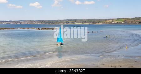 Barca a vela, Monte St Michaels, Penzance, Cornovaglia, Regno Unito. 12.10,2021 St Michael's Mount è un'isola marea di Mount's Bay, in Cornovaglia Foto Stock