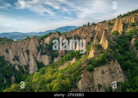 Paesaggio tramonto delle Piramidi di Melnik vicino al villaggio di Rozhen, Bulgaria sud-occidentale. Piramidi di sabbia nei Monti Pirini, vista da Rozhen - Melni Foto Stock