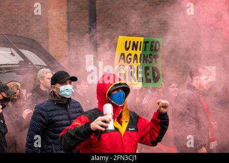 Manchester, Regno Unito. 13 2021 maggio: Le folle si riuniscono e si marciano intorno al terreno. Protesta a Manchester. REGNO UNITO . Protesta contro Old Trafford. I manifestanti stanno rallying contro owners.Manchester United Fans sono Anti Glazers i proprietari americani. Credito immagine : garyroberts/worldwidefeatures.com credito: GARY ROBERTS/Alamy Live News Foto Stock