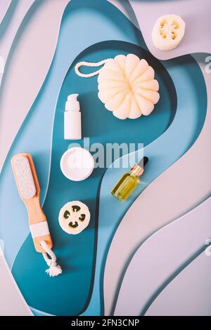 Accessori da bagno su strati colorati sfondo, vista dall'alto Foto Stock